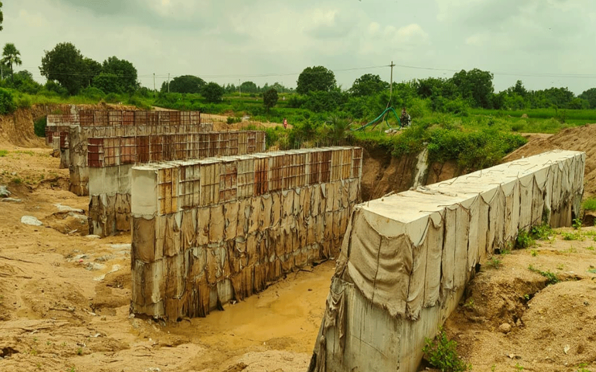 Rajapet : నత్తకే నడక నేర్పినట్లు.. పారుపల్లి వాగులో బ్రిడ్జి నిర్మాణ పనులు