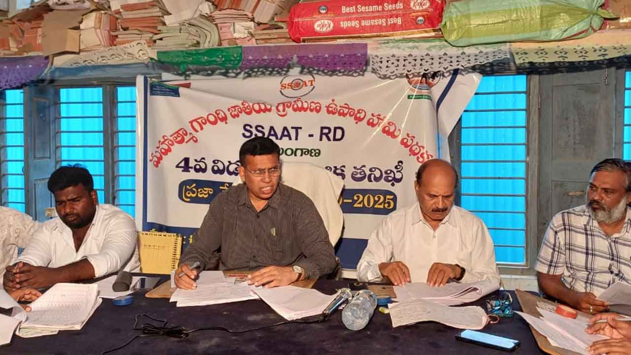 ఉపాధి హామీ కూలీలు ఒకరు బదులు వేరొకరు పని చేయొద్దు : డీఆర్డీఏ పీడీ శ్రీనివాస్