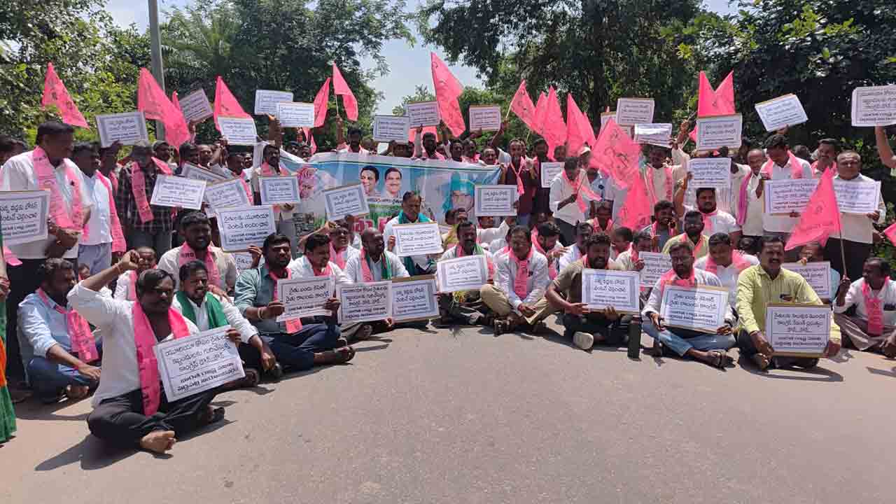 BRS | రైతులకు సరిపడా యూరియా అందించండి.. కాల్వశ్రీరాంపూర్‌లో బీఆర్ఎస్ రాస్తారోకో