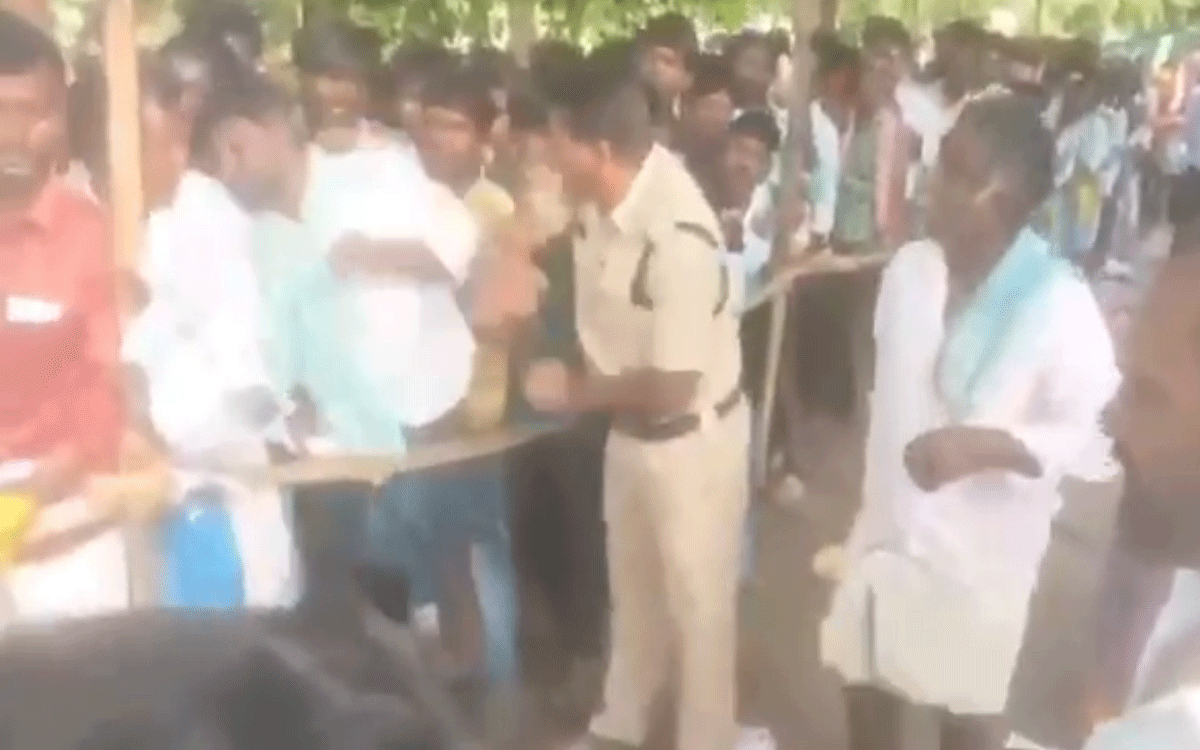 Peddavoora : యూరియా కోసం క్యూలో నిల‌బ‌డ్డ‌ రైతుపై పోలీస్ దాడి : వీడియో