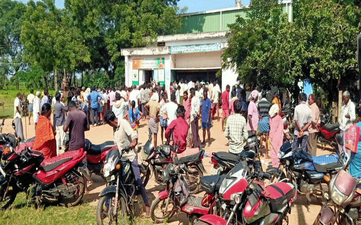 Penpahad : అనంతారంలో బస్తా యూరియా కోసం రైతుల తిప్ప‌లు