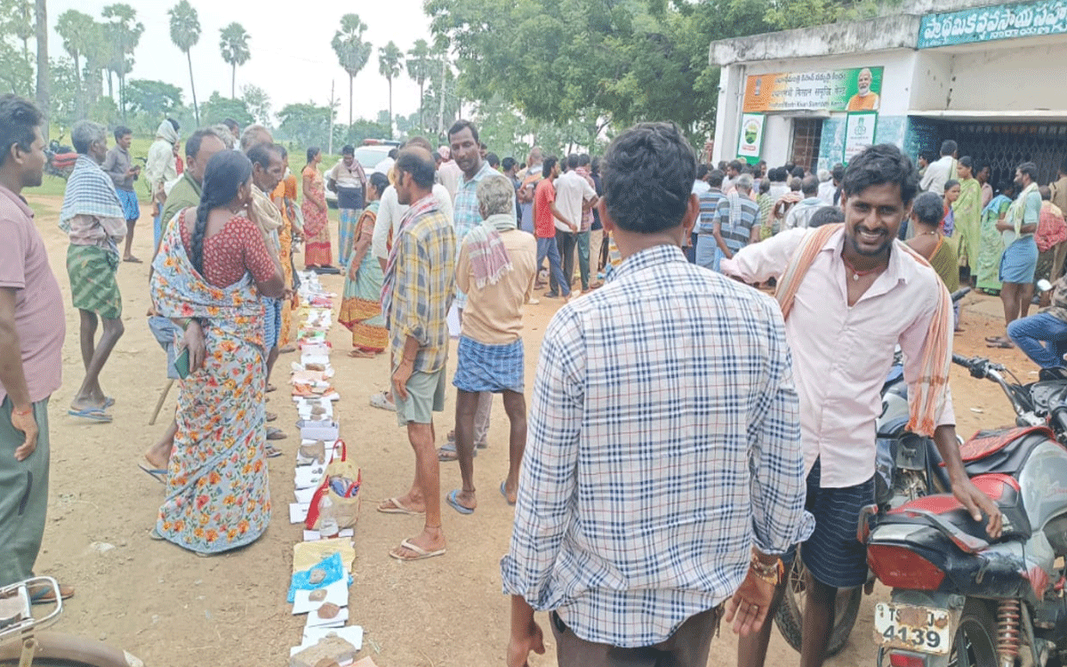 Penpahad : పెన్పహాడ్ మండలంలో రైతులకు తీరని యూరియా వెతలు