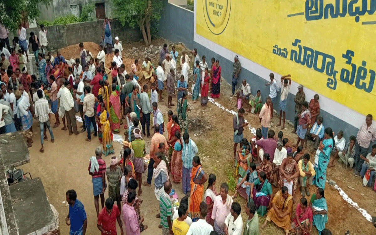 Penpahad : పెన్‌ప‌హాడ్‌లో యూరియా కోసం రైతుల ఎదురు చూపులు