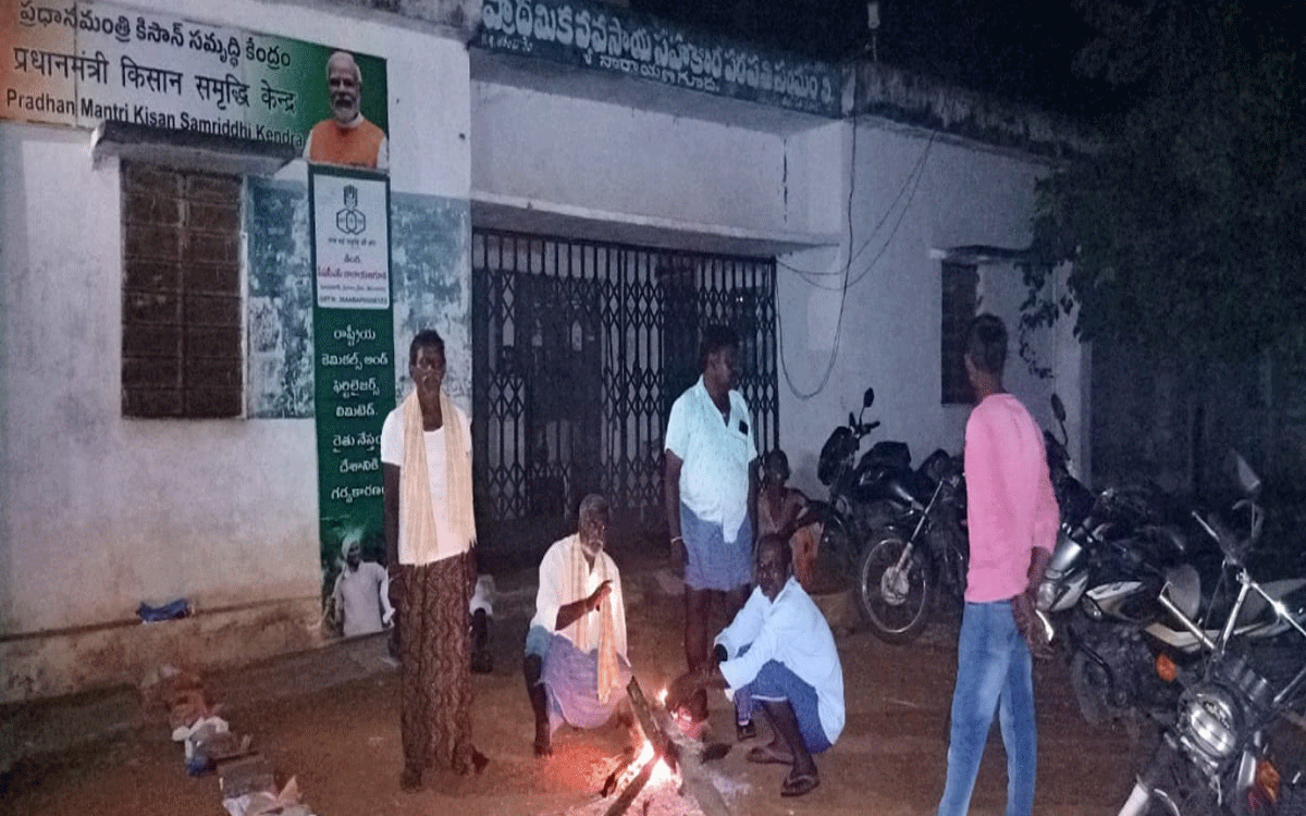 Penpahad : అనంతారం సహకార సంఘం వద్ద రైతుల జాగారం