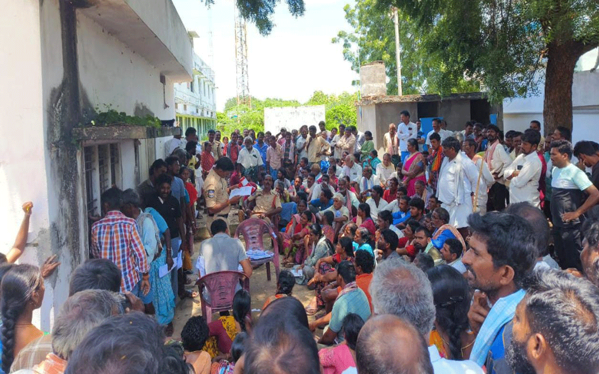 Penpahad : 'సరిపడా యూరియా అందించండి.. లేదంటే దిగిపోండి'