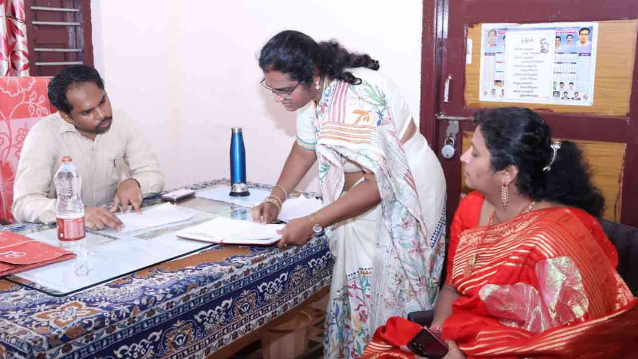 Urea | రైతులకు ఇబ్బంది కలగుకుండా యూరియా పంపిణీ చేయాలి : ఇంచార్జ్ కలెక్టర్ పింకేష్ కుమార్