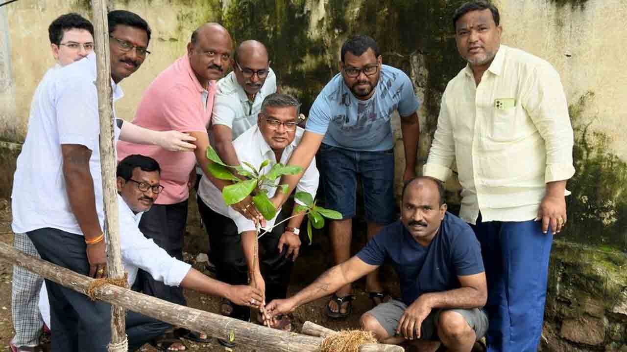 ప్రతి ఒక్కరు మొక్కలు నాటి సంరక్షించాలి : కార్పొరేటర్‌ ప్రభుదాస్‌