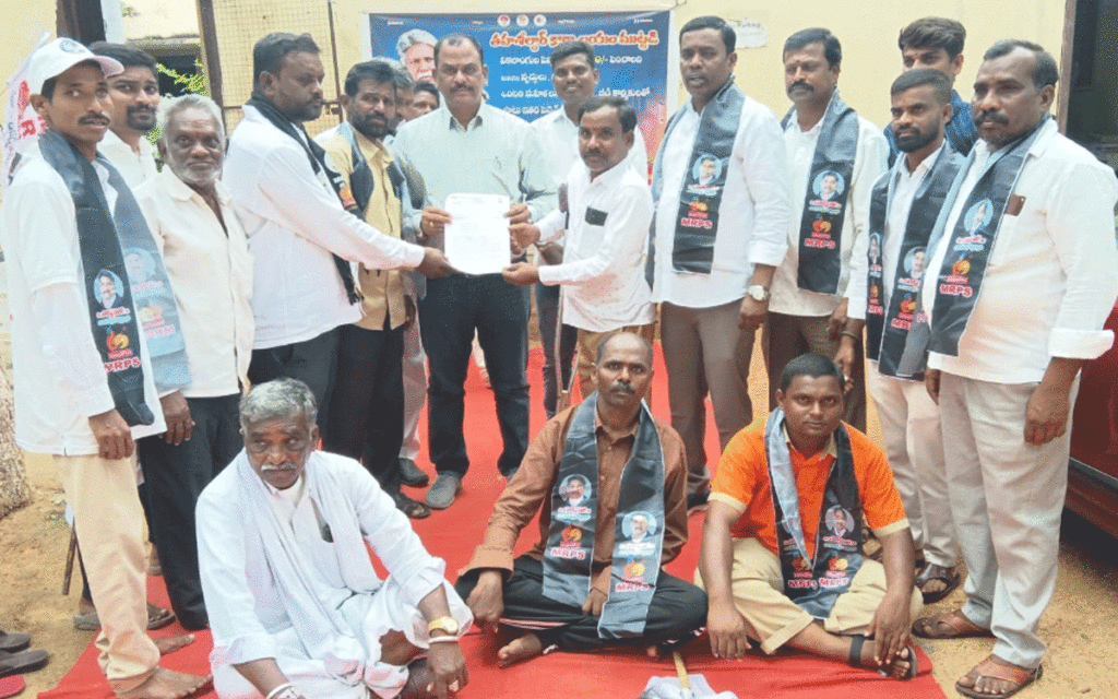 Bhoodan Pochampally : పింఛన్లు పెంచాలని భూదాన్ పోచంపల్లి తాసీల్దార్ కార్యాలయం ఎదుట ధర్నా