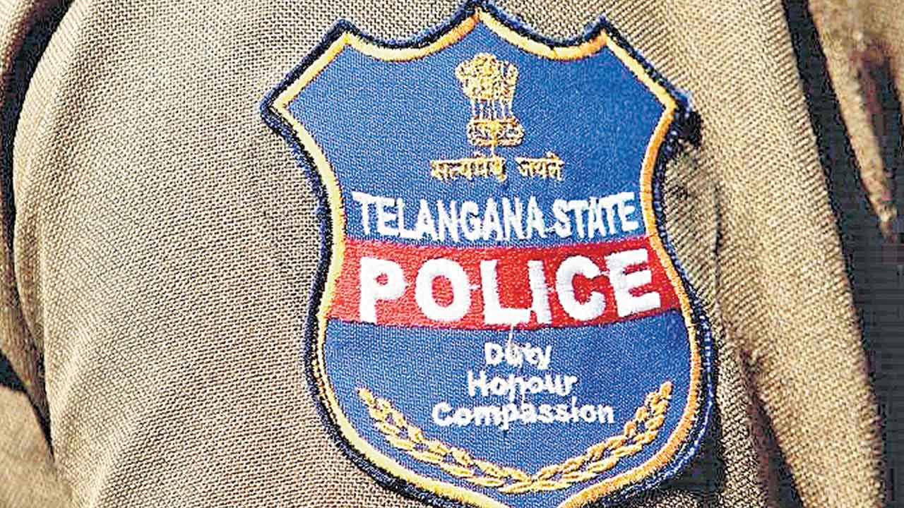 పోలీసుల వేధింపులు భరించలేకపోతున్నం