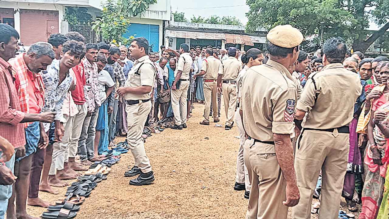 అవే బారులు.. అవే అవస్ధలు.. యూరియా కోసం తప్పని తిప్పలు