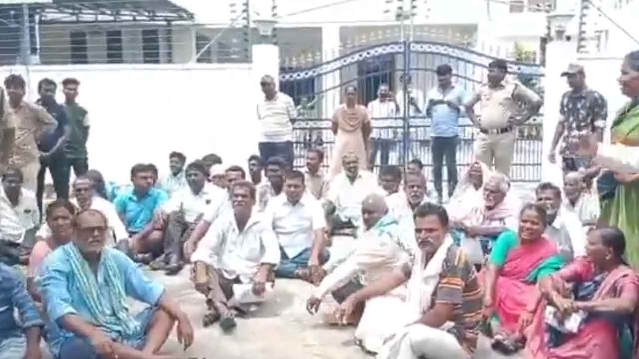 Ponnam Prabhakar | మంత్రి పొన్నం ప్రభాకర్ క్యాంపు కార్యాలయాన్ని ముట్టడించిన రైతులు : వీడియో
