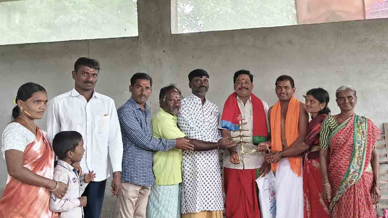 Narsapur | దేవాలయానికి పూజ సామాగ్రి అందించిన దాతలు