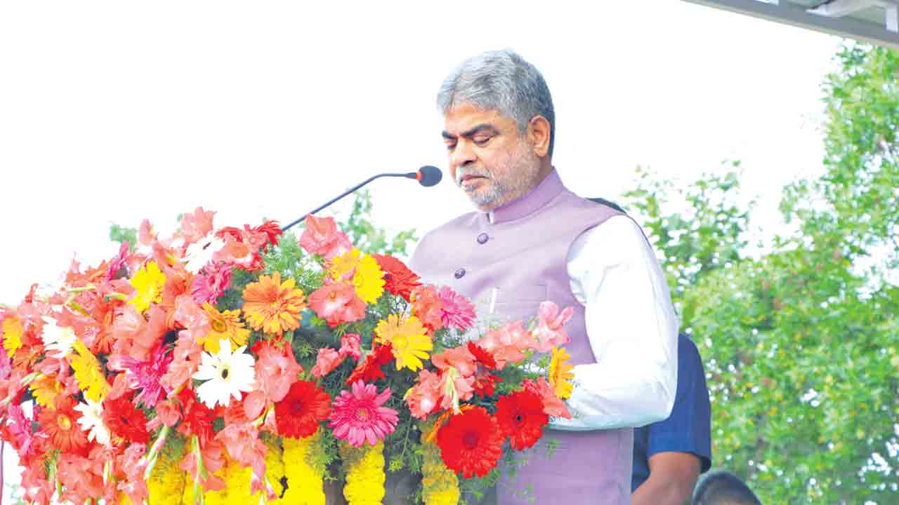 ప్రజలందరూ దేశ సేవకు పాటుపడాలి