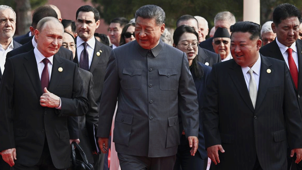 China: ఆధునిక ఆయుధాలు ప్ర‌ద‌ర్శించిన చైనా..  విక్ట‌రీ ప‌రేడ్‌కు హాజ‌రైన పుతిన్‌, కిమ్‌