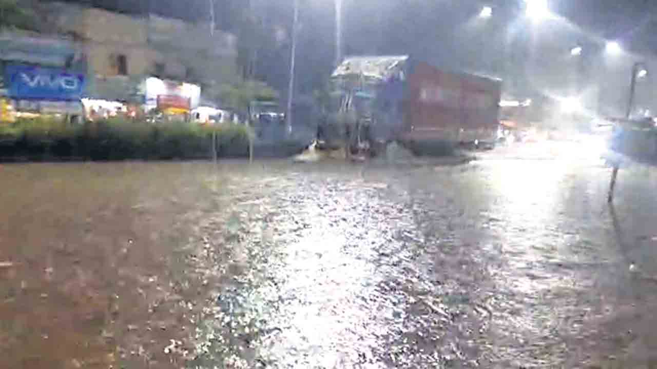 వణికిస్తున్న వరుణదేవుడు