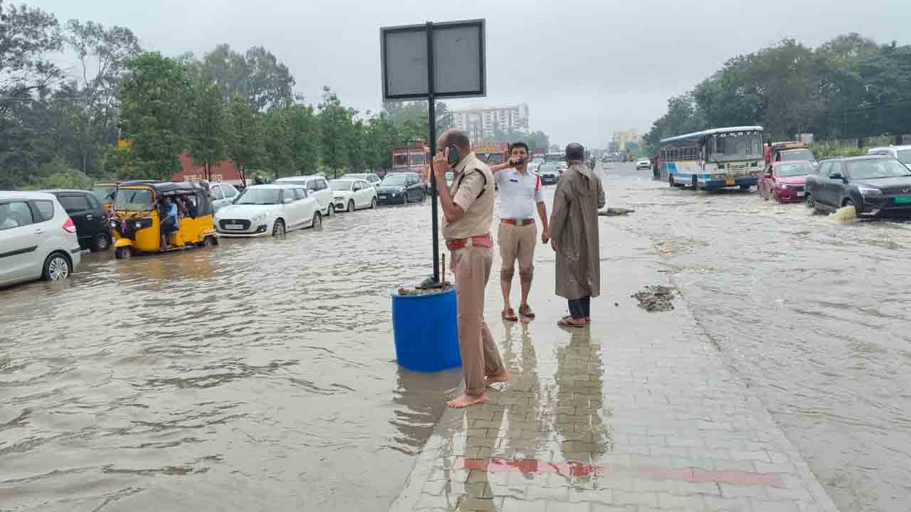 Patancheru | పటాన్‌చెరులో ఎడతెరిపి లేని వాన.. 65వ జాతీయ రహదారిపై భారీగా ట్రాఫిక్ జామ్