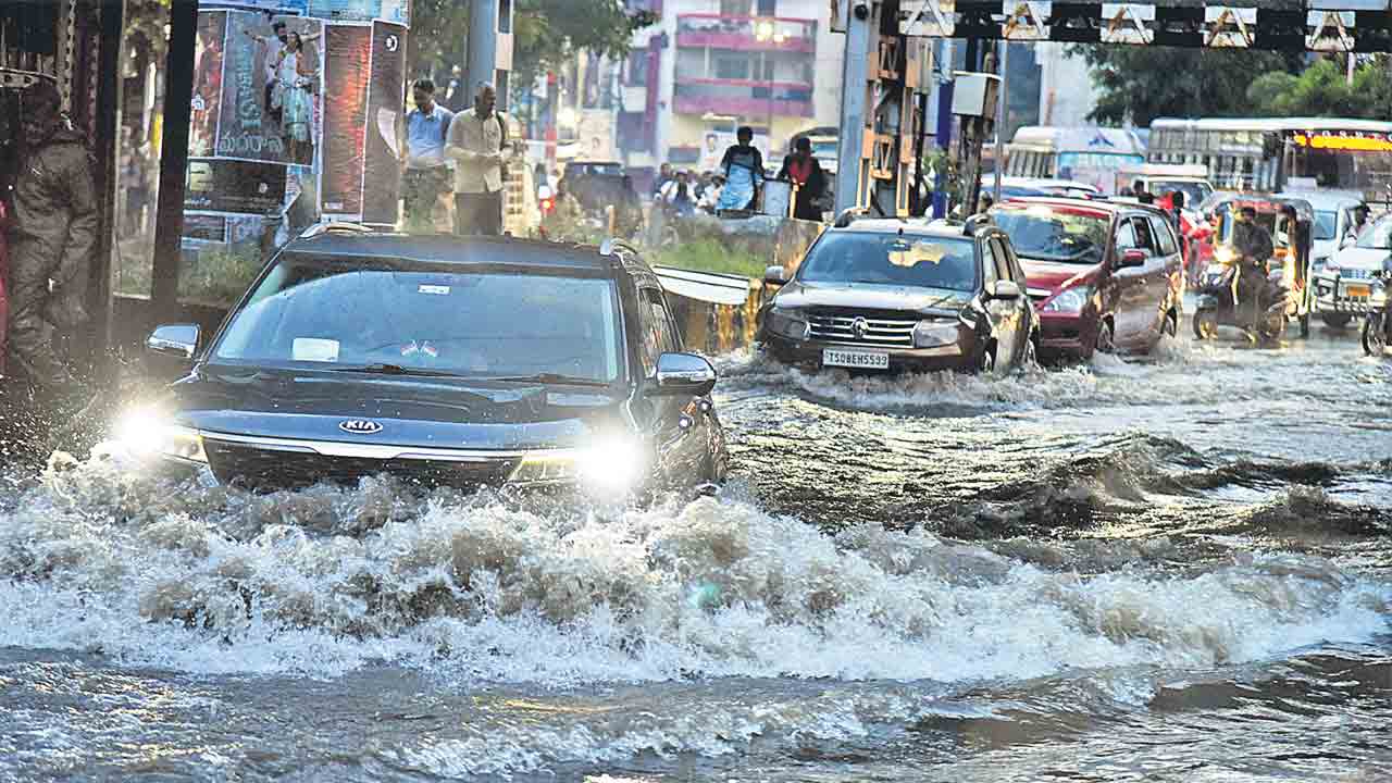 Rains | హైదరాబాద్లో పలు ప్రాంతాల్లో వర్షం..