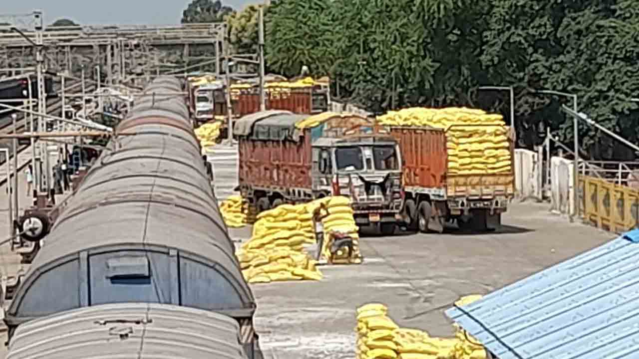 యూరియా వ్యాగన్లకు ప్లాట్‌ఫాం లేదా?