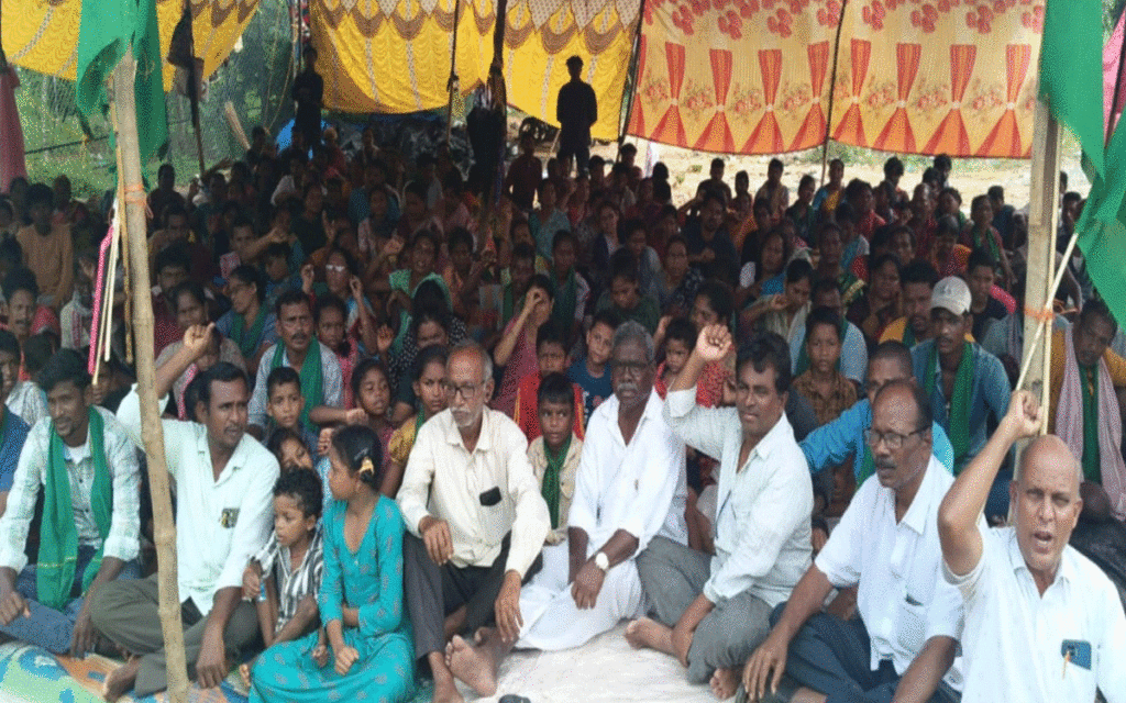 Kothagudem Urban : 'రామన్నగూడెం భూములను ఆదివాసీలకే అప్పగించాలి'