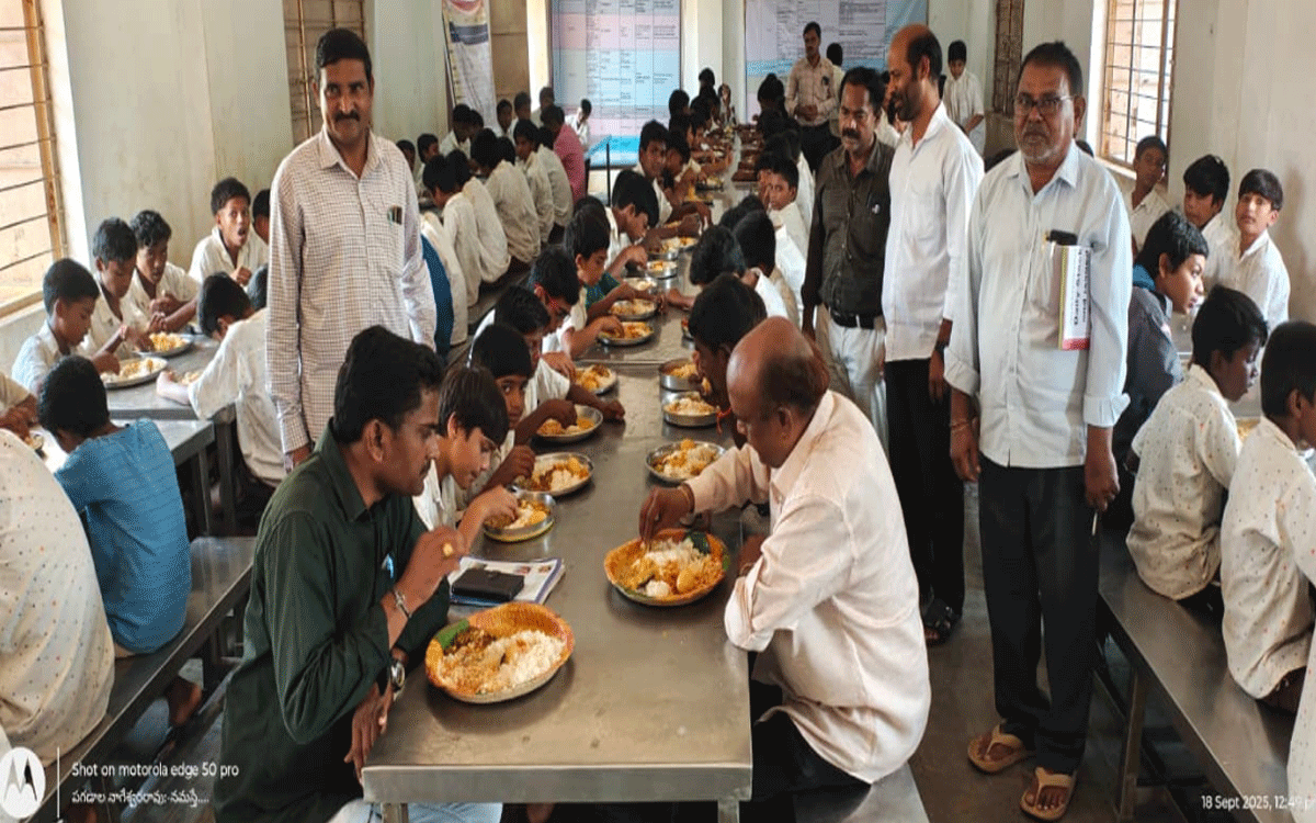 Karepally : మెనూ ప్రకారం విద్యార్థులకు భోజనం అందించాలి : తాసీల్దార్ ర‌మేశ్‌
