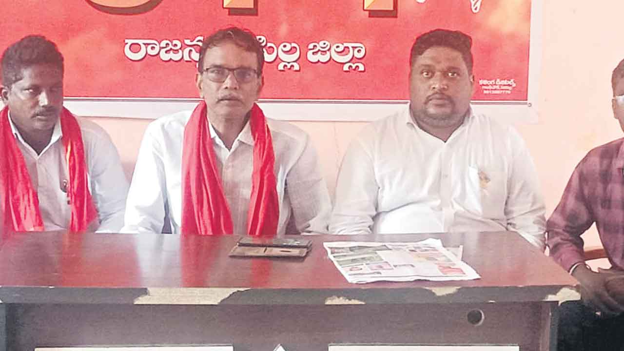 చీరల తనిఖీ పేరుతో దోపిడీ