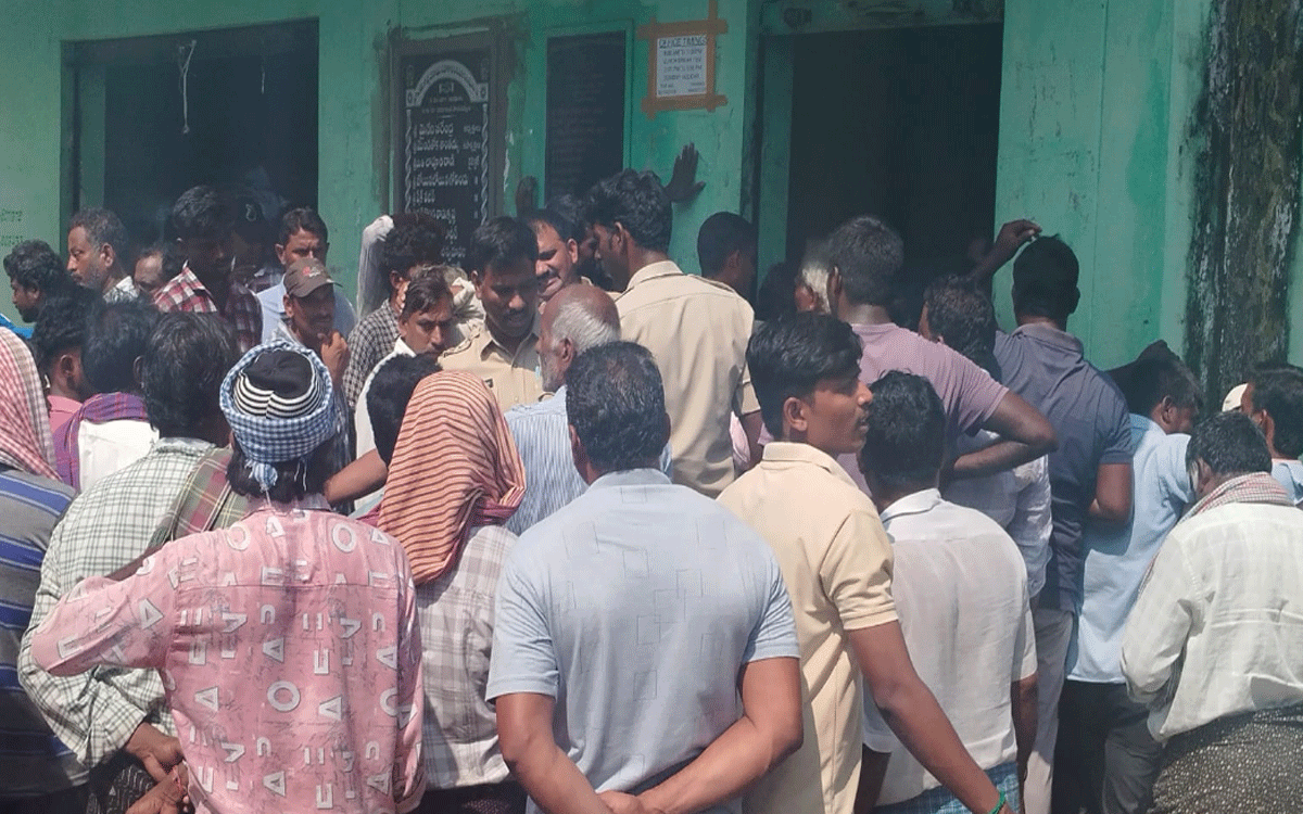 Bonakal : రావినూత‌ల‌లో పోలీస్ బందోబస్తు న‌డుమ యూరియా పంపిణీ