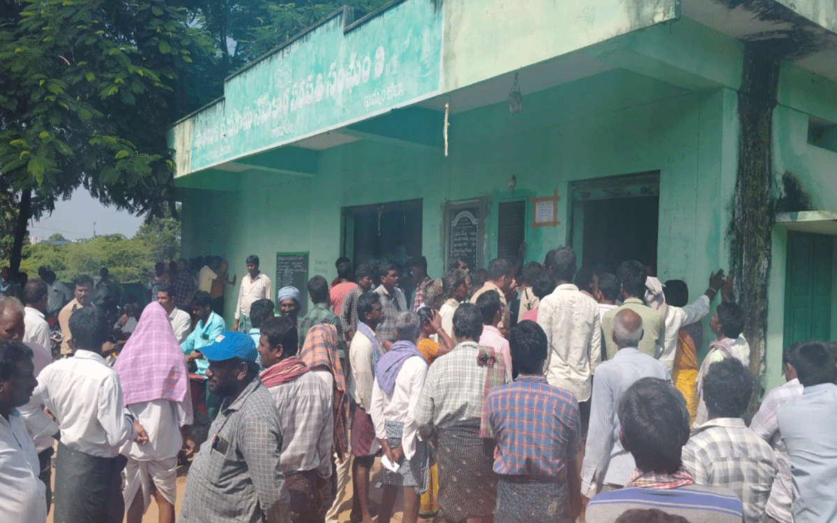 Bonakal : రావినూత‌ల‌లో పోలీస్ బందోబస్తు న‌డుమ యూరియా పంపిణీ