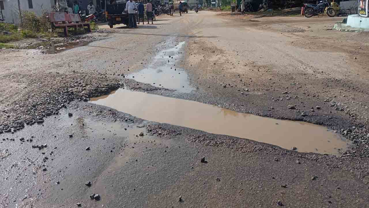 Rayapol | నడి రోడ్డుపై గుంతలు.. వాహనాలకు పొంచి ఉన్న ప్రమాదాలు..