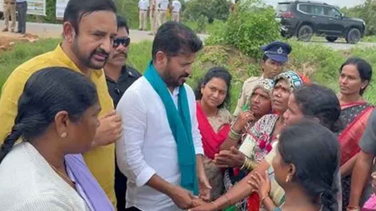 వరదలోనూ బురద రాజకీయం!