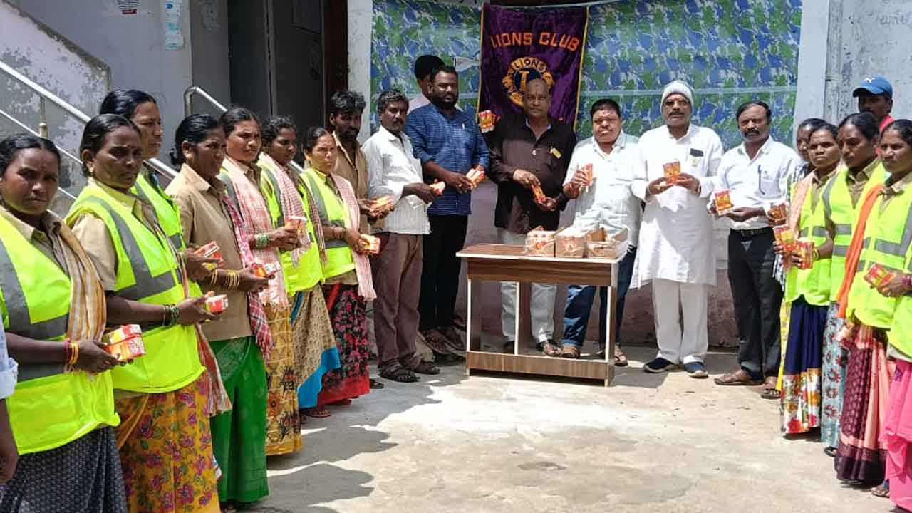 Sanitation workers | పారిశుధ్య కార్మికులు ఆరోగ్యంగా ఉండాలి : మున్సిపల్‌ కమిషనర్‌ దేవేందర్‌