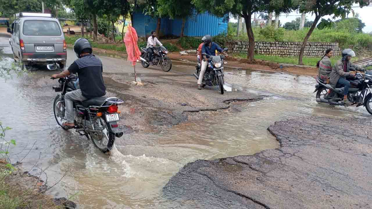 Road Damage | ఇది మోరీ కాదు.. మెదక్, బొడమెట్పల్లి రోడ్డు