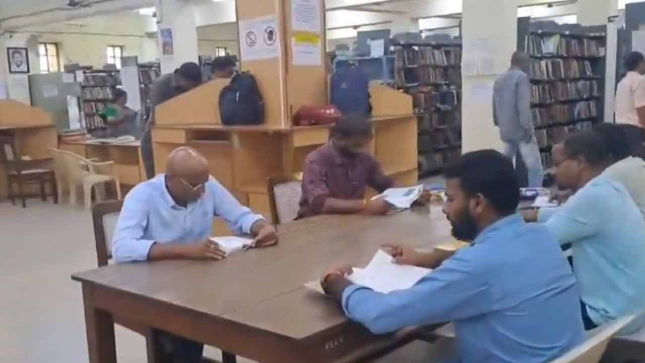 RS Praveen Kumar | చిక్క‌డ‌ప‌ల్లి సెంట్ర‌ల్ లైబ్ర‌రీలో ఆర్ఎస్ ప్ర‌వీణ్ కుమార్ పుస్త‌క ప‌ఠ‌నం.. వీడియో