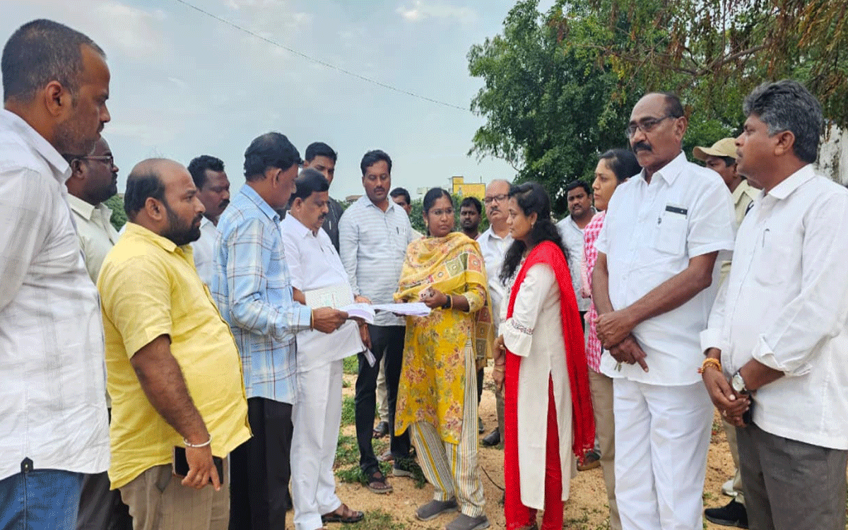 Kondamallepally : కొండ‌మ‌ల్లేప‌ల్లిలో ఆర్టీఏ కార్యాలయ నిర్మాణానికి స్థల పరిశీలన