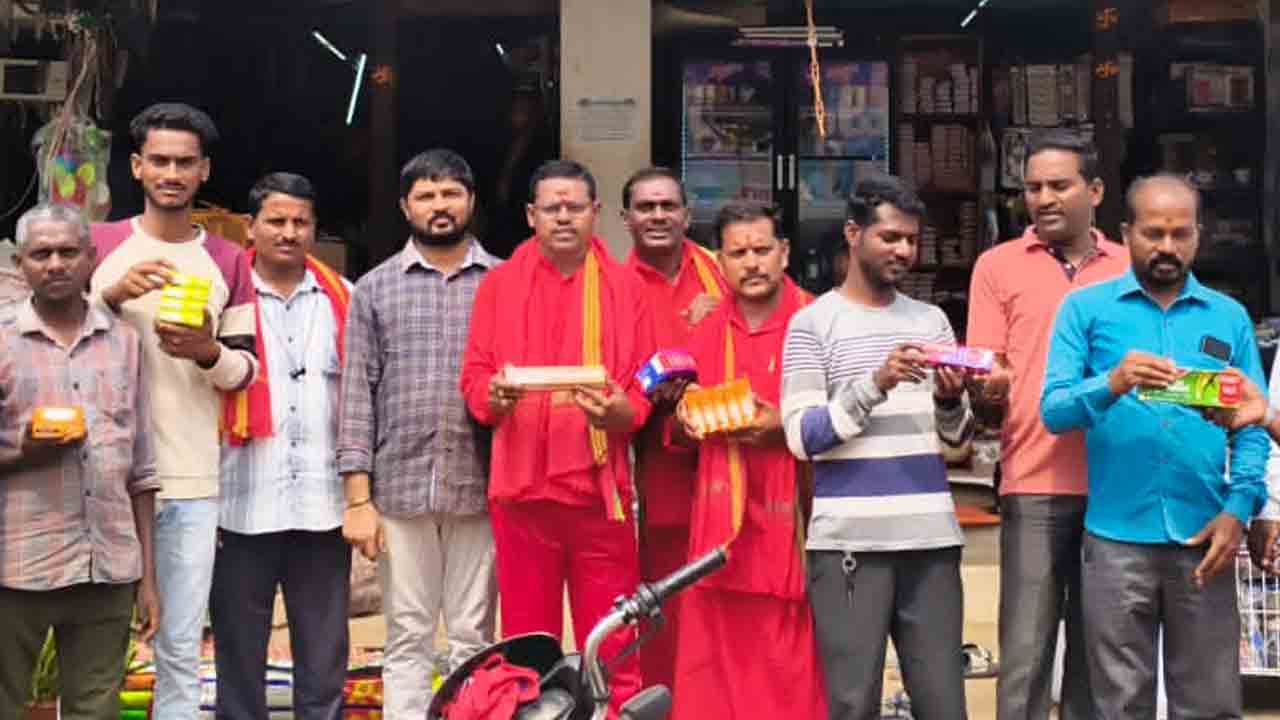 Pegadapalli | దసరా పండుగ సందర్భంగా ఆర్టీసీ చార్జీలు పెంచడం సిగ్గుచేటు : కొమురెల్లి