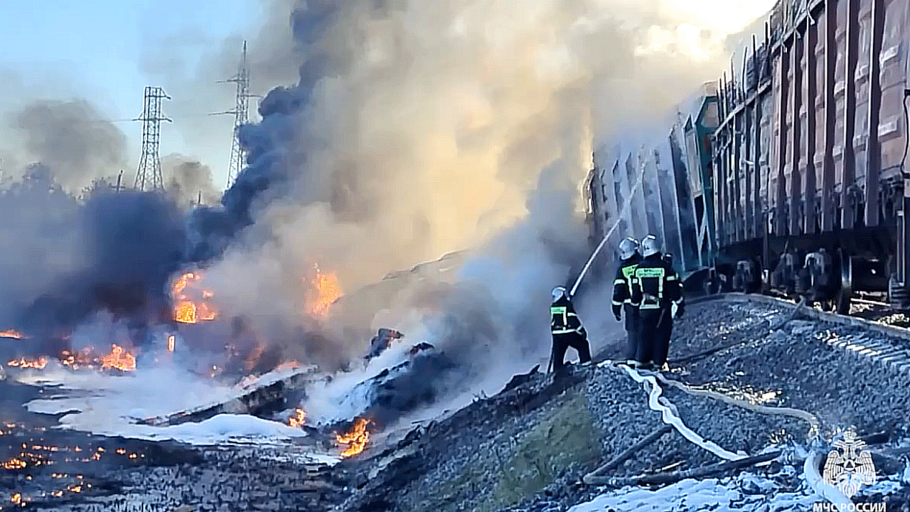 Train crash: ర‌ష్యాలో ట్ర‌క్కును ఢీకొన్న గూడ్స్ రైలు.. భారీగా ఎగిసిప‌డ్డ మంట‌లు.. వీడియో