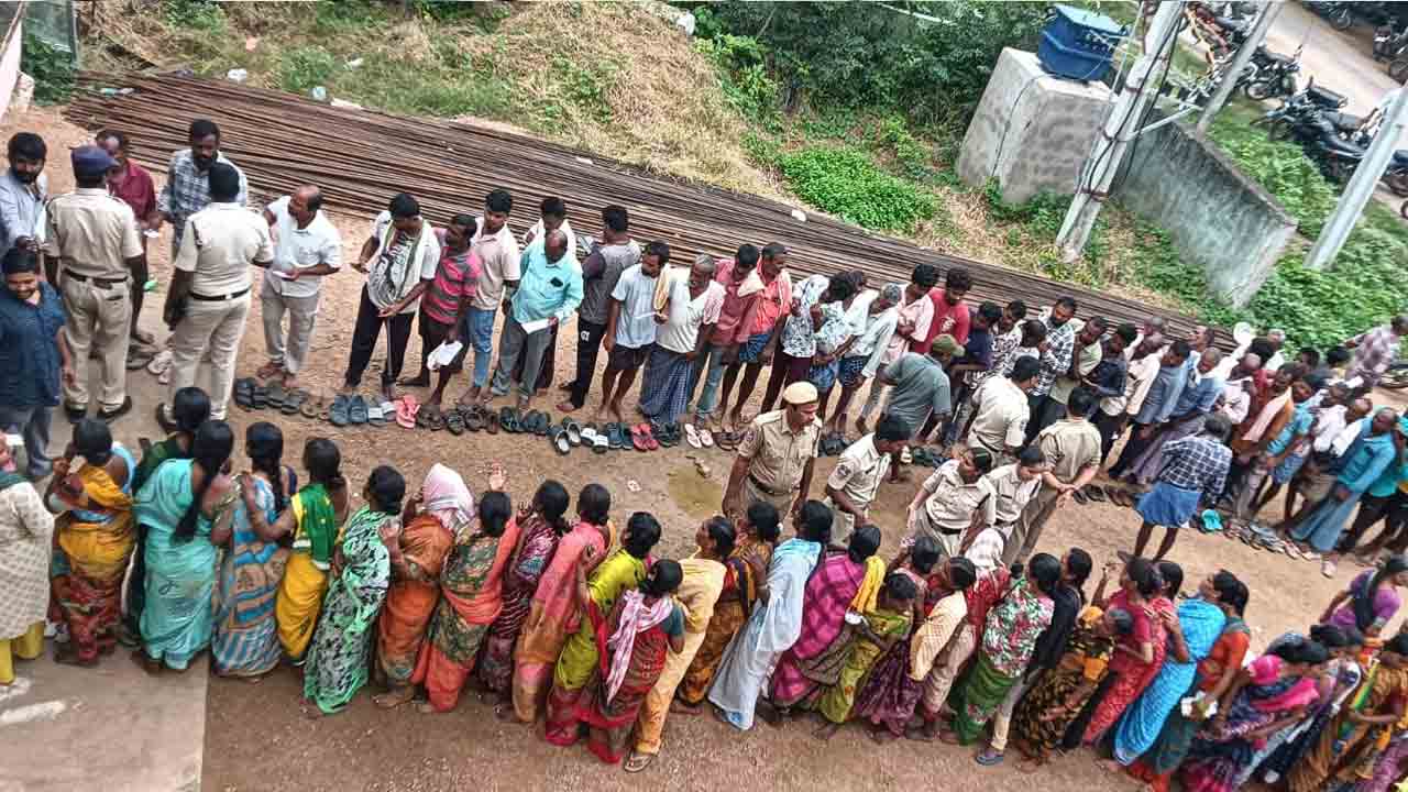 Urea | యూరియా కోసం బారులు.. టోకెన్లు ఉన్నవారికే ఇస్తున్న అధికారులు