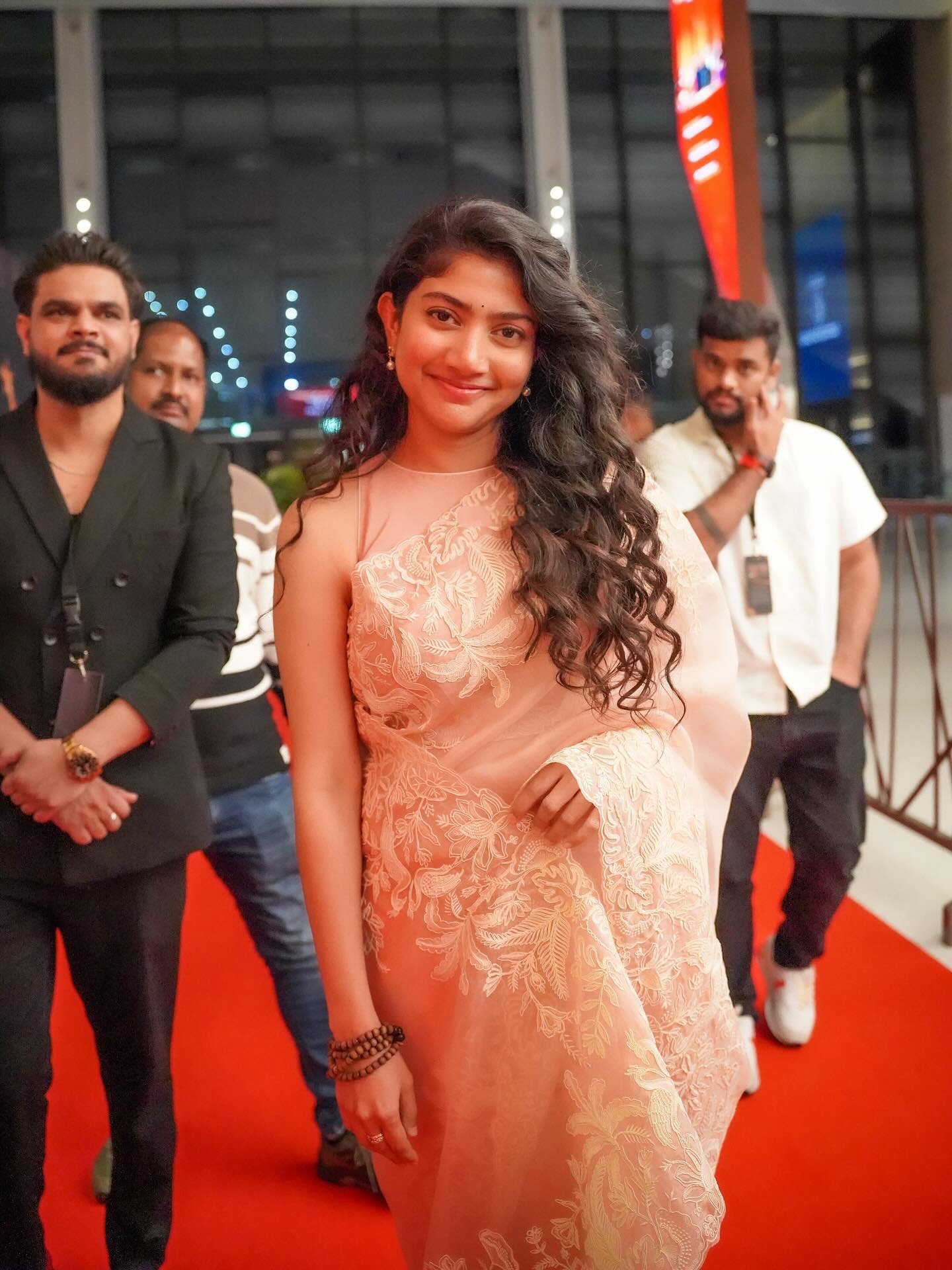 తమిళ చిత్రం అమరన్‌లో నటనకు గానూ ఆమె ఉత్తమ నటిగా అవార్డు అందుకుంది