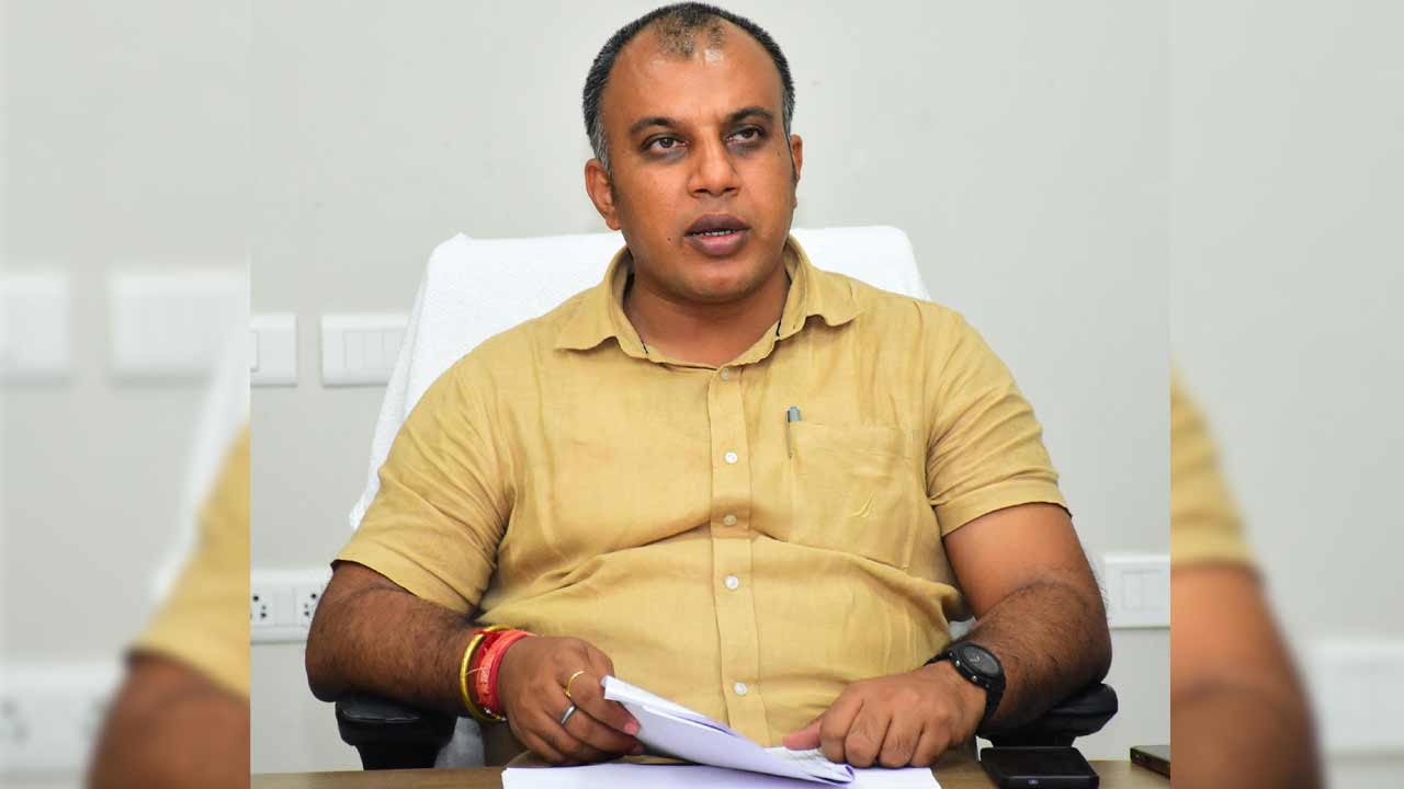 Sircilla Collector | ఆయన్ను చూస్తే మాకే భయమేస్తోంది.. సిరిసిల్ల కలెక్టర్‌ సందీప్‌కుమార్‌ డ్రెస్సింగ్‌పై హైకోర్టు తీవ్ర ఆగ్రహం