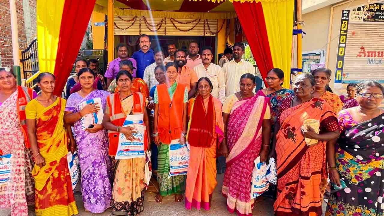 Hanumakonda | హనుమకొండలో మున్సిపల్‌ సిబ్బందికి చీరల పంపిణీ