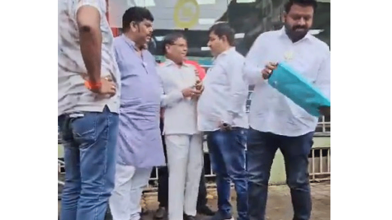 Maharastra: మోదీ మార్ఫింగ్ ఫోటో షేర్ చేసినందుకు.. కాంగ్రెస్ నేత‌కు ప‌బ్లిక్‌గా చీర క‌ట్టిన బీజేపీ వ‌ర్క‌ర్లు.. వీడియో