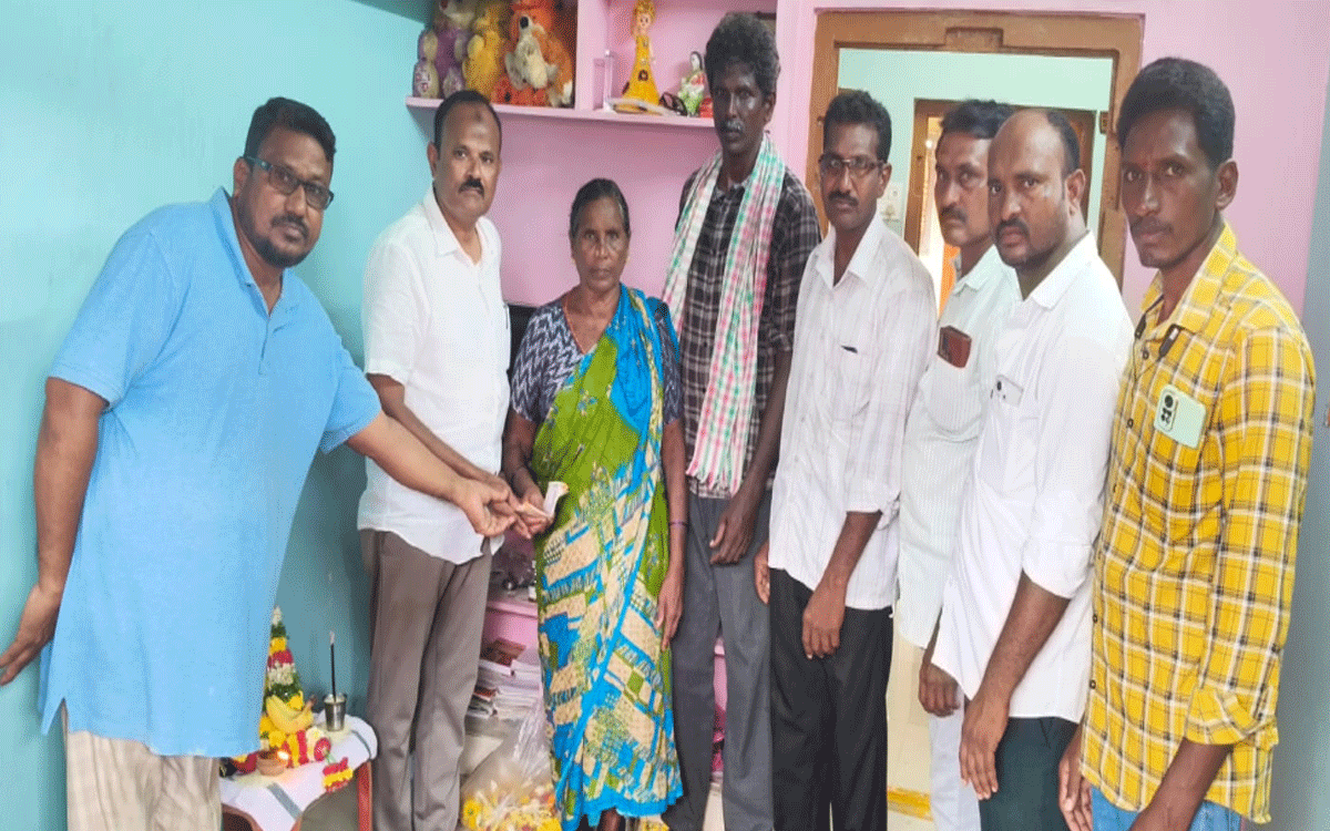 Karepally : స్నేహితుడి కుటుంబానికి ఆర్థిక చేయూత