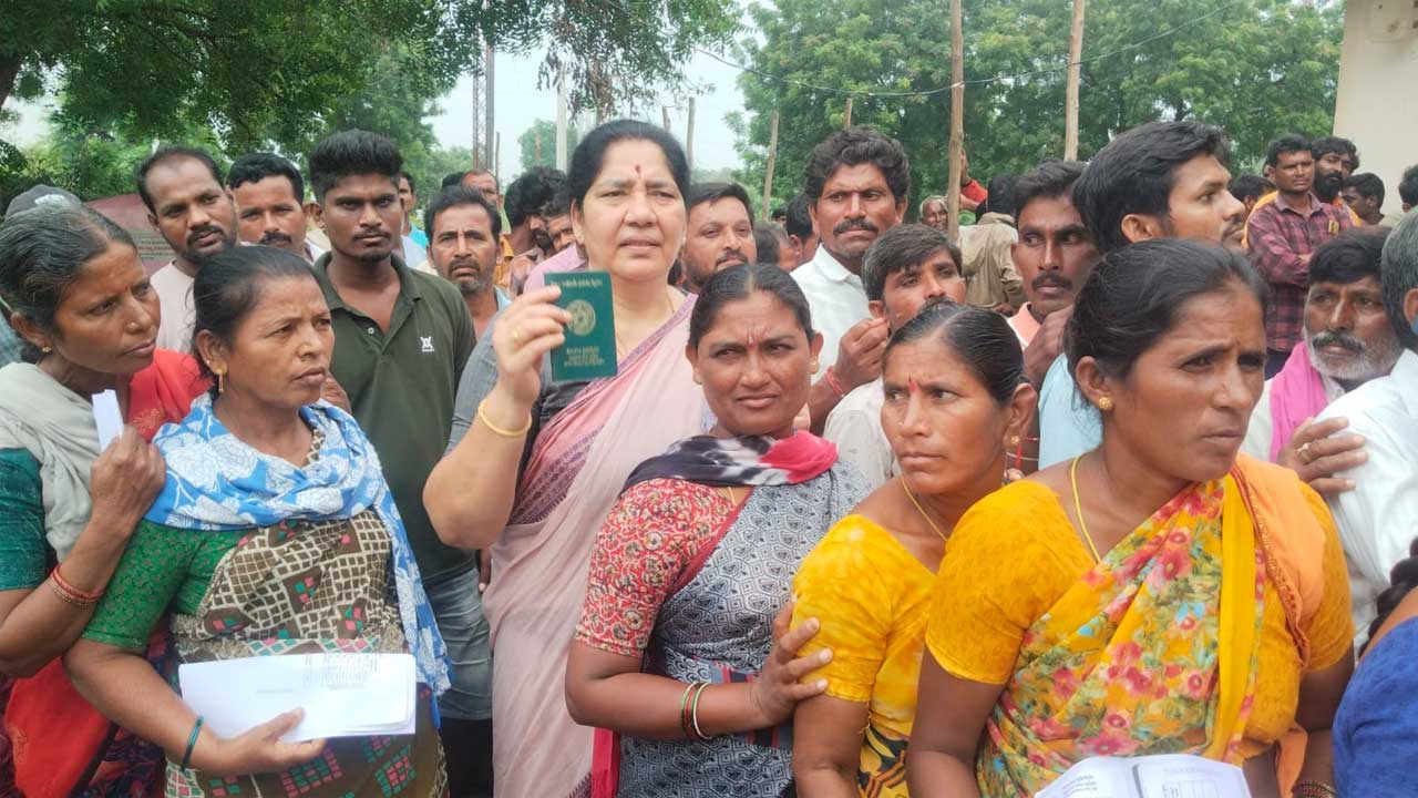 Urea Problems | యూరియా కోసం క్యూలైన్‌లో నిల్చున్న మాజీ మంత్రి స‌త్య‌వ‌తి రాథోడ్‌