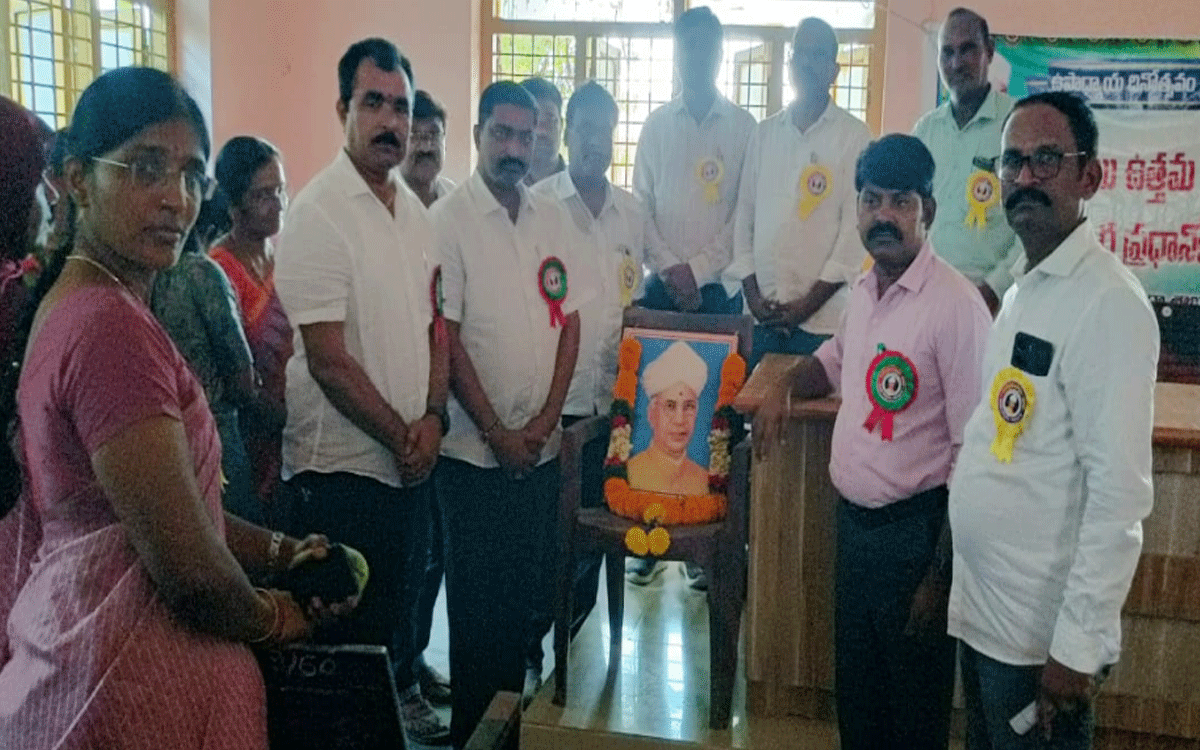 Nidamanoor : సమాజ ఉన్నతిలో ఉపాధ్యాయుల పాత్ర కీలకం : అంకతి సత్యం