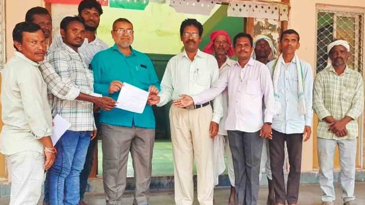 Kasipeta | సాలేగూడ పాత పాఠశాల భవనం కూల్చి వేయాలి : ఆదివాసీ సంఘాల నాయకలు