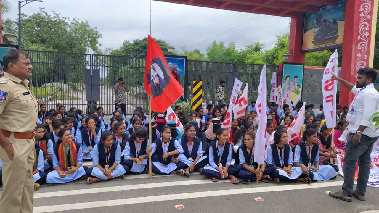 SFI leaders | రాష్ట్రంలో విద్యాశాఖ మంత్రిని నియమించండి : ఎస్‌ఎఫ్‌ఐ నాయకులు