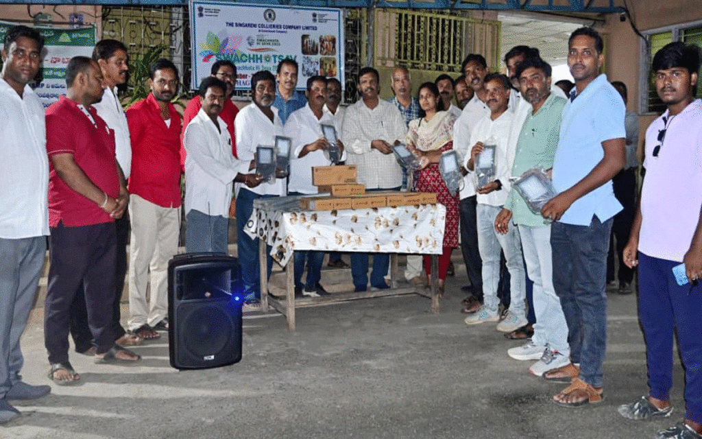 Ramavaram : గరీబ్ పేట్ గ్రామానికి సోలార్ ఎల్ఈడీ స్ట్రీట్ లైట్ల‌ అంద‌జేత‌