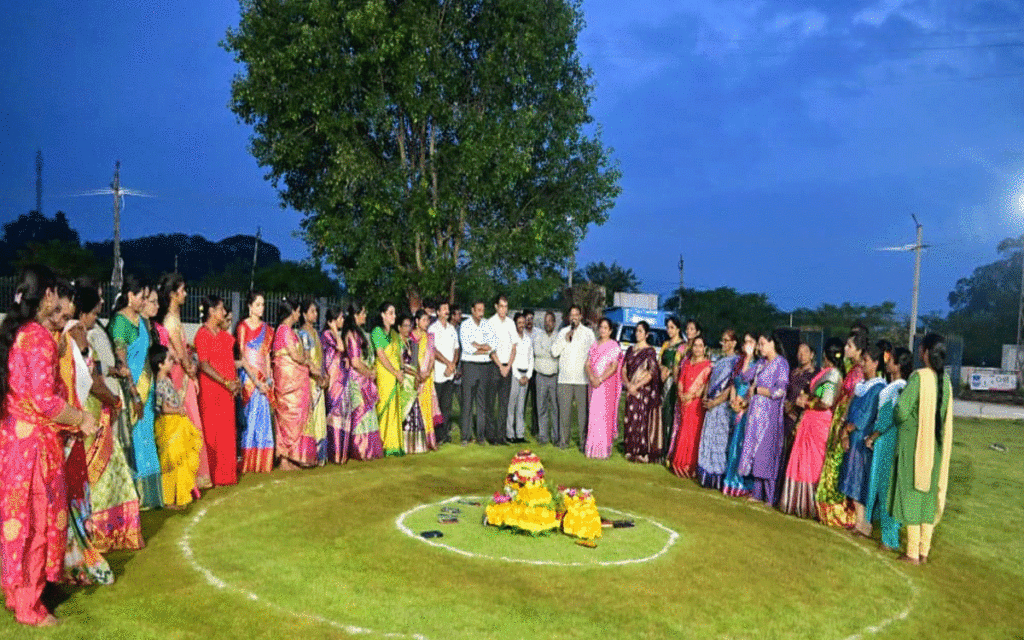 Ramavaram : తెలంగాణ సాంస్కృతిక మహోత్సవం బతుకమ్మ : ఏరియా జీఎం శాలెం రాజు