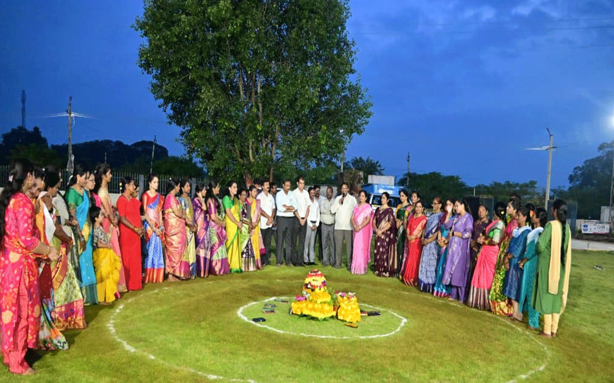 Ramavaram : తెలంగాణ సాంస్కృతిక మహోత్సవం బతుకమ్మ : ఏరియా జీఎం శాలెం రాజు