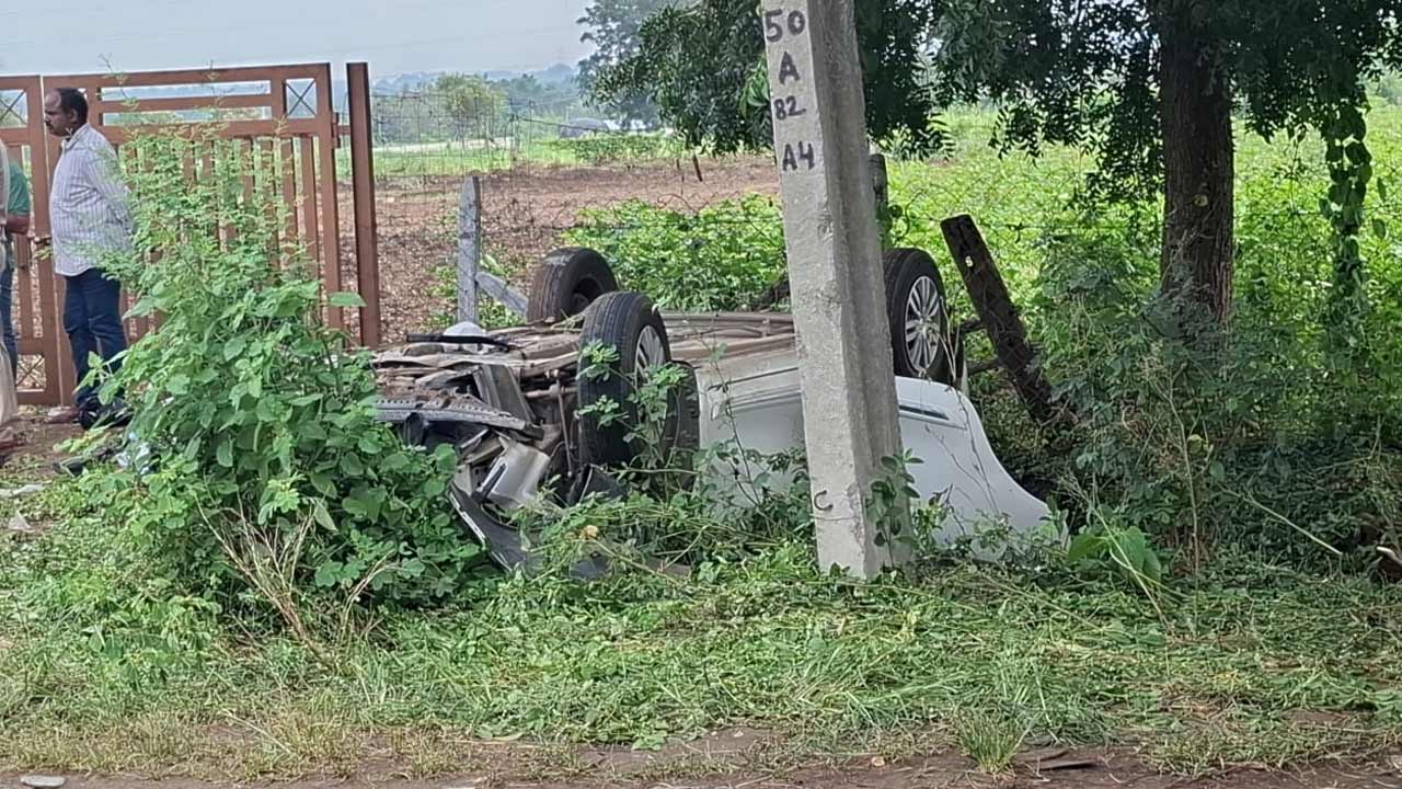 Robbery | సినీ ఫక్కీలో దోపిడీ.. వ్యాపారి కళ్లలో కారం జల్లి 40 లక్షలు చోరీ.. పారిపోతుండగా దొంగల కారు బోల్తా