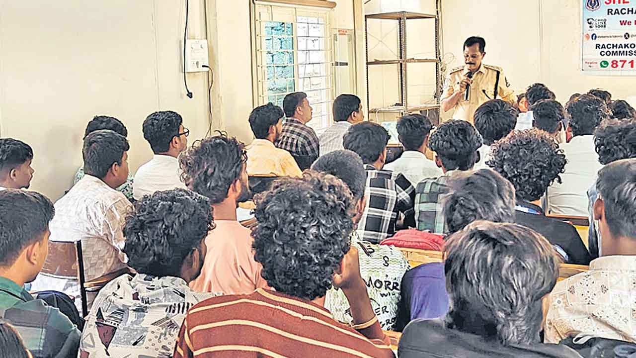 సోషల్మీడియాలో వేధింపులు